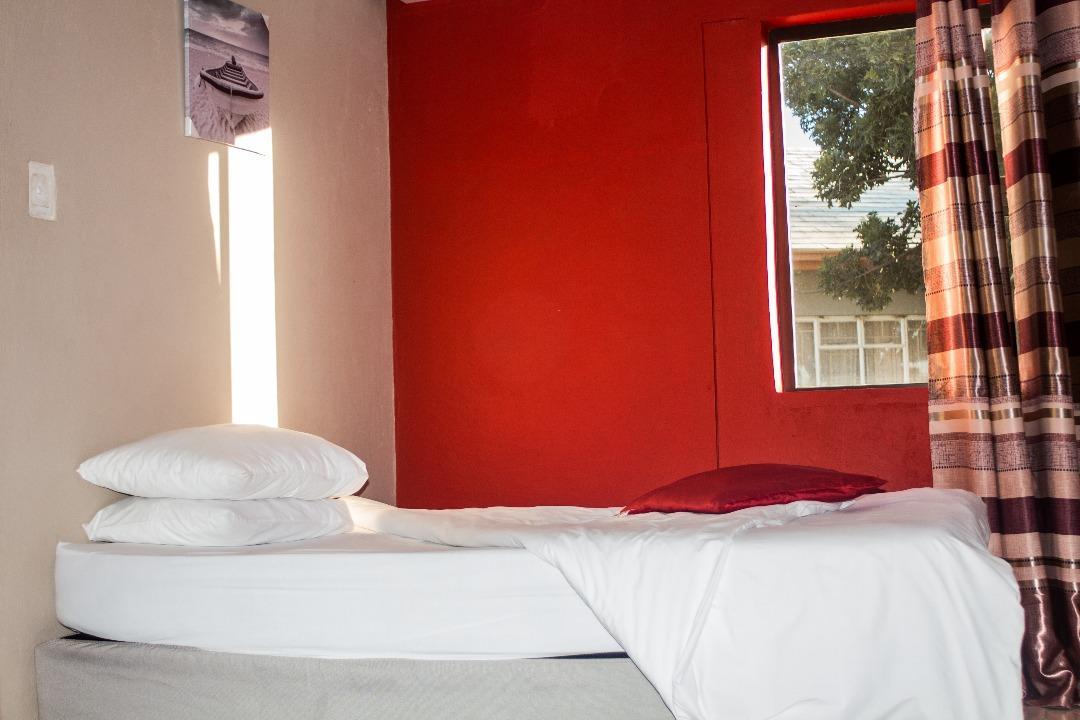 Upi Guesthouse Otjiwarongo Exterior foto