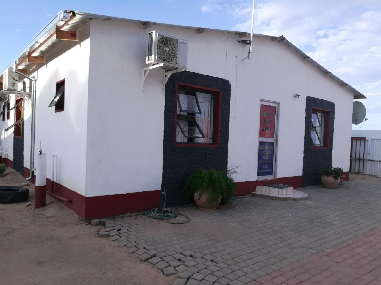 Upi Guesthouse Otjiwarongo Exterior foto